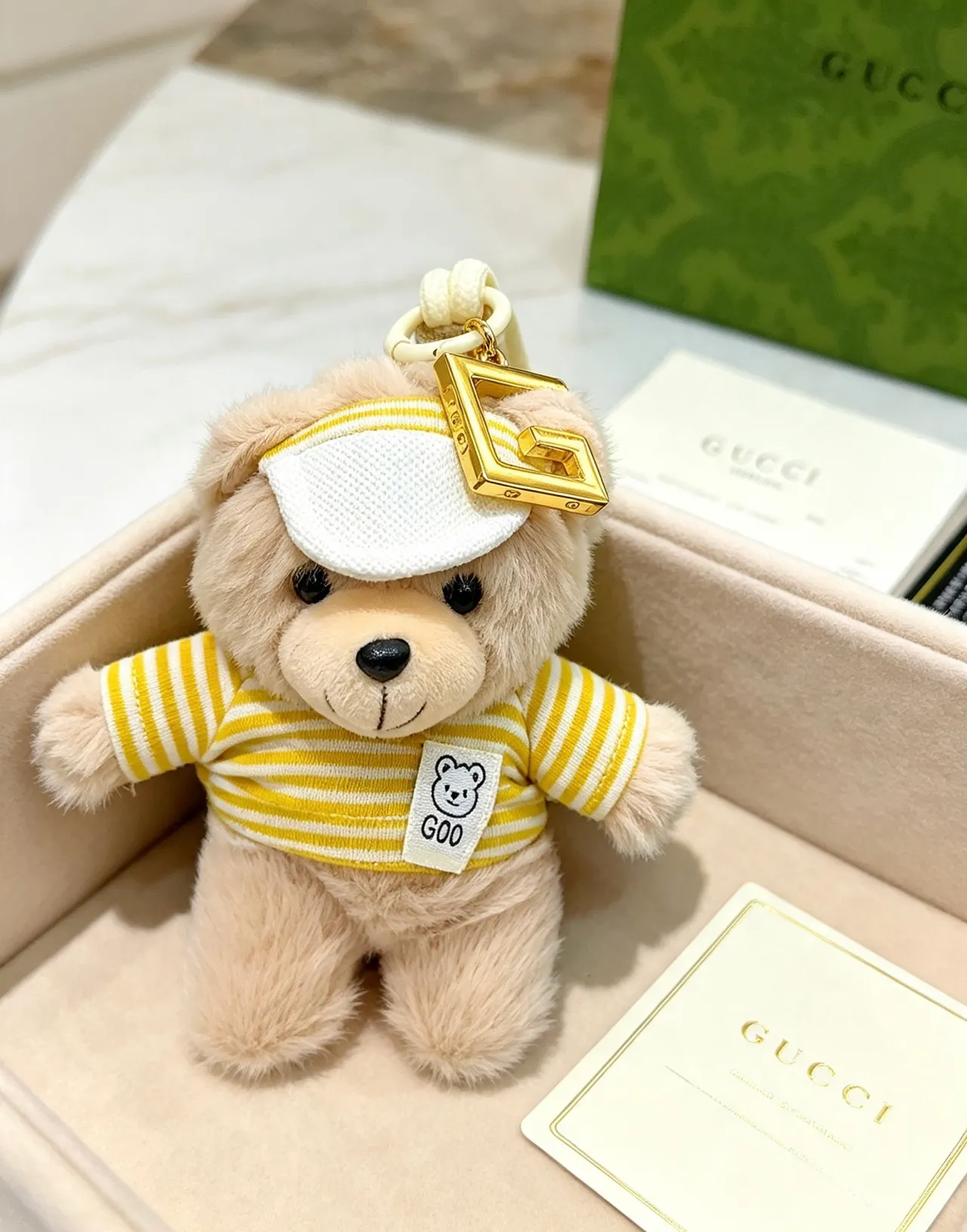 Gucci G.O.O. Sac beige et jaune ourson en peluche haut tricoté rayé 5