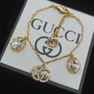 سوارة Gucci GG كريستال ثلاثية سحر ذهبي اللون