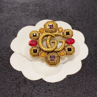 Gucci GG Logo बहु रत्न फूल ब्रोच