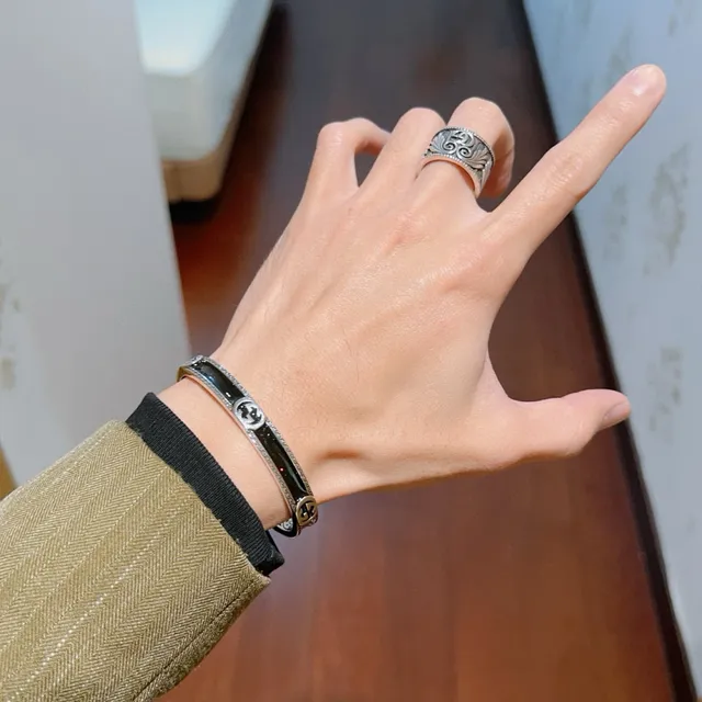 Gucci GG Marmont Pulseira aberta de esmalte preto 5