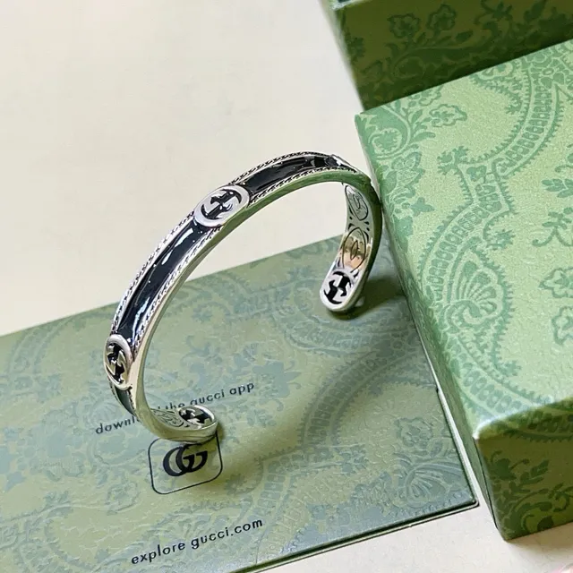 Gucci GG Marmont Pulseira aberta de esmalte preto 9