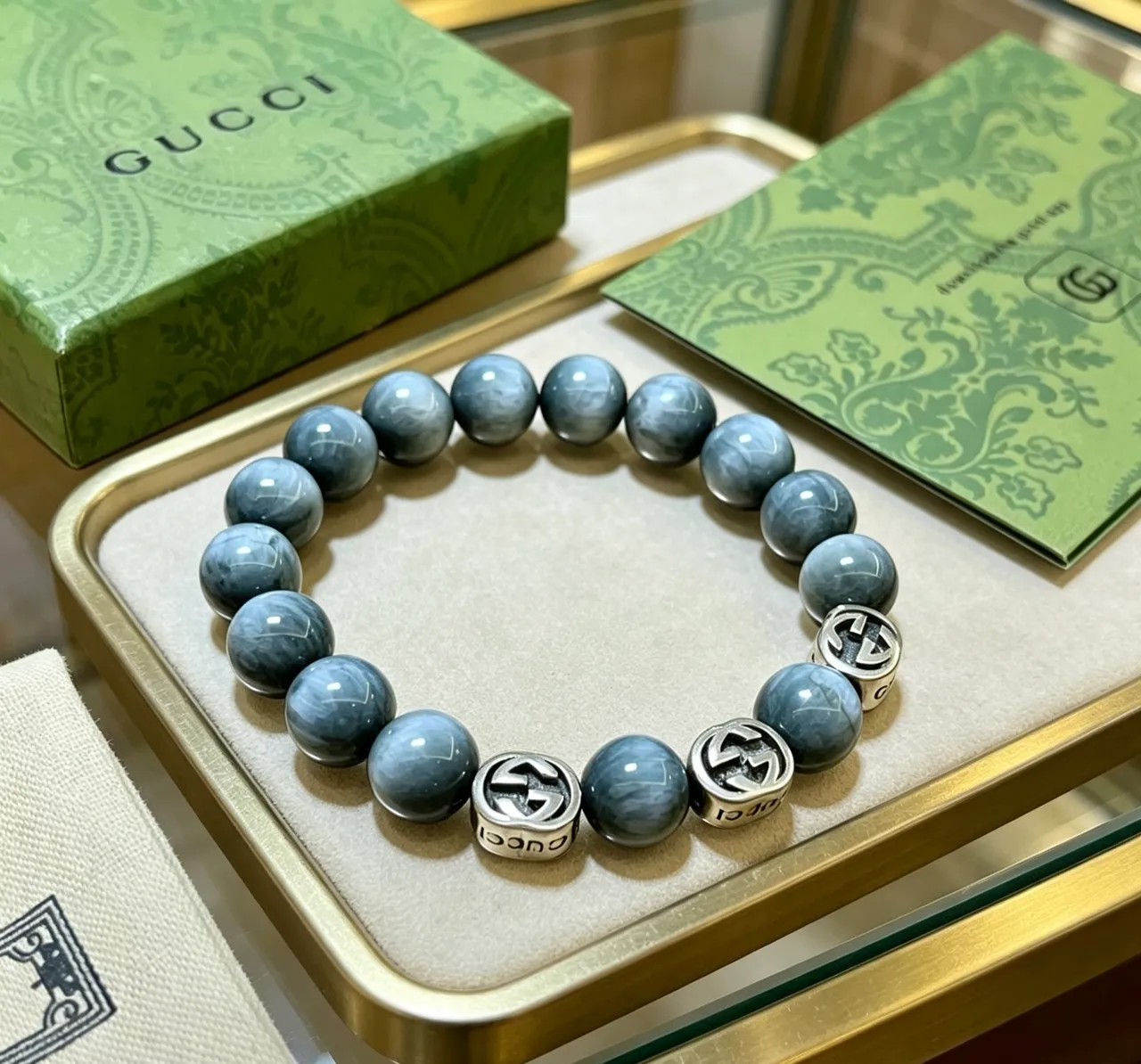 Gucci GG Marmont Pulsera de piedra marmoleada azul plateada con cuentas 3