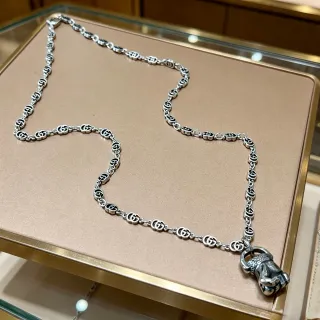 Gucci GG Marmont Fist পেন্ড্যান্ট রূপালী টোন নেকলেস