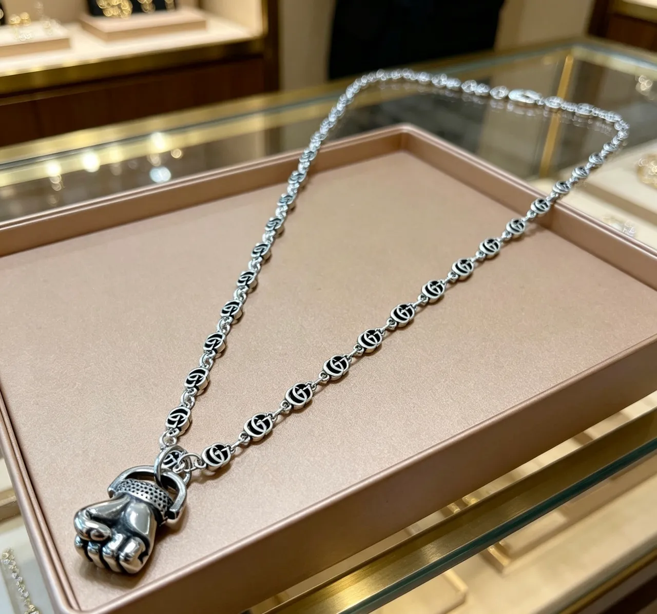 Gucci GG Marmont Fist pendentif ton argenté collier 2