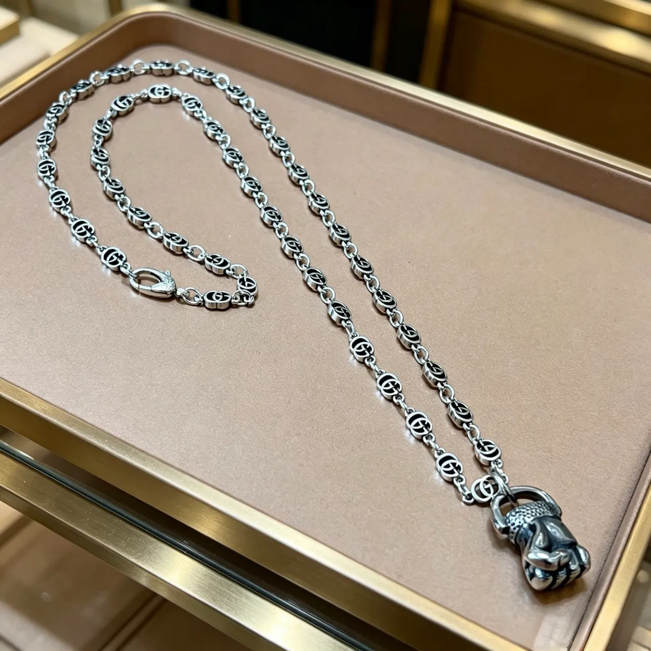 Gucci GG Marmont Fist pendentif ton argenté collier 4