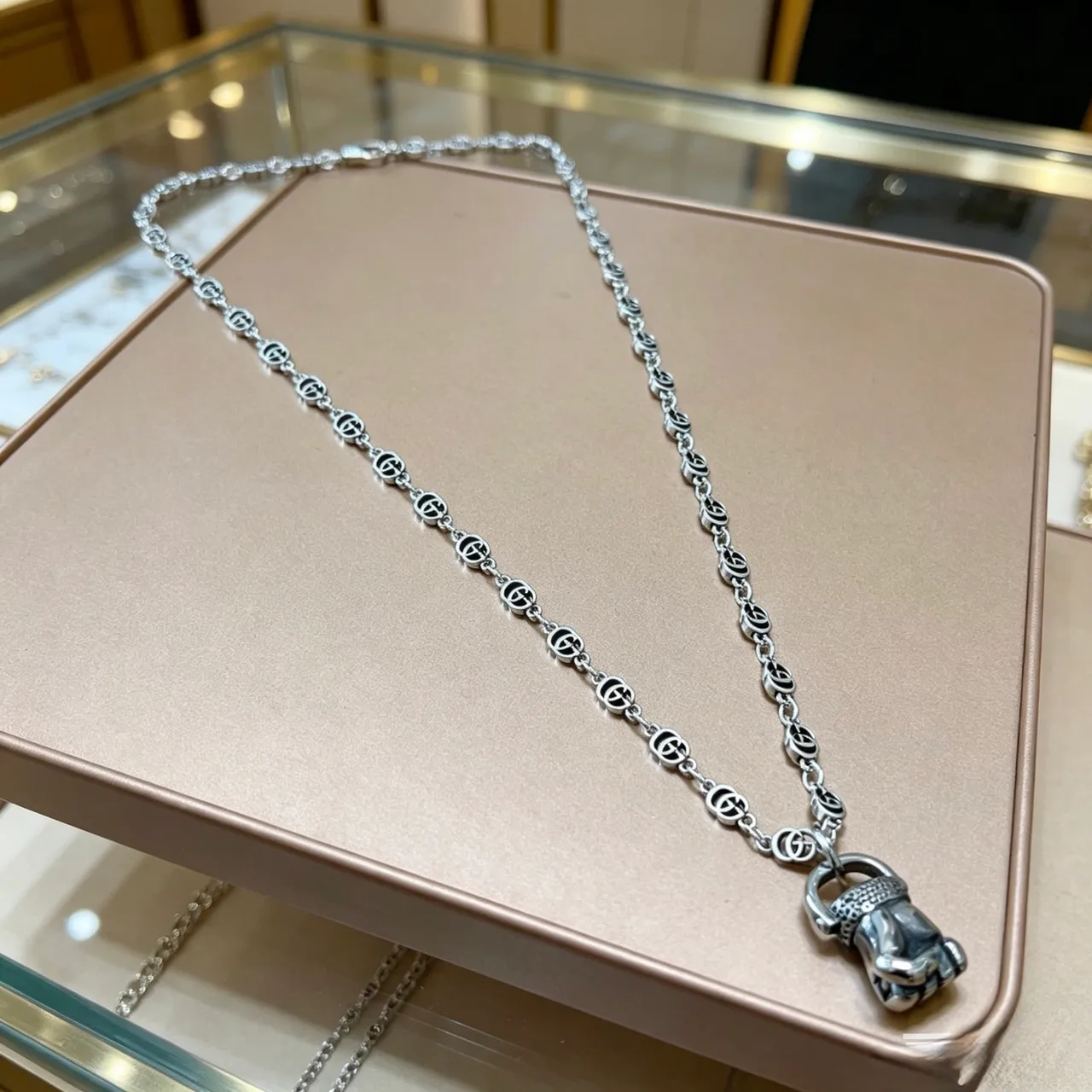 Gucci GG Marmont Fist pendentif ton argenté collier 6