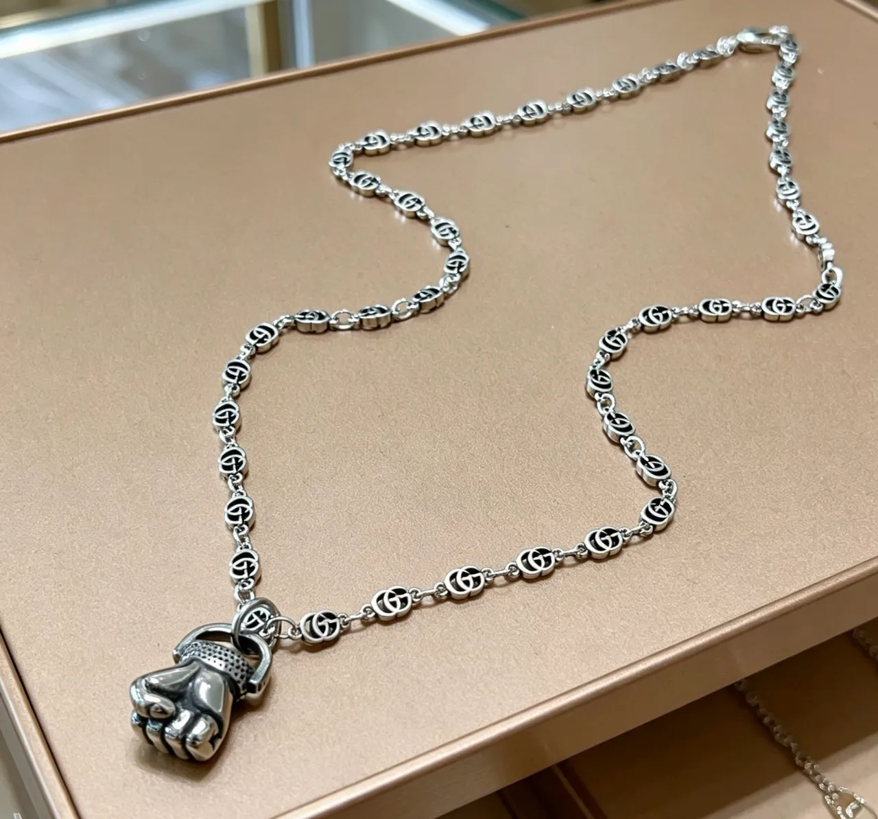 Gucci GG Marmont Fist pendentif ton argenté collier 7