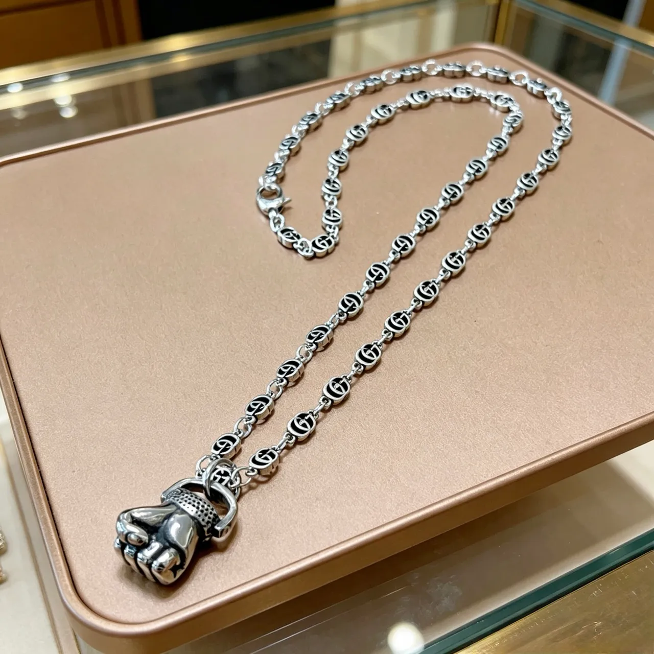 Gucci GG Marmont Fist pendentif ton argenté collier 9