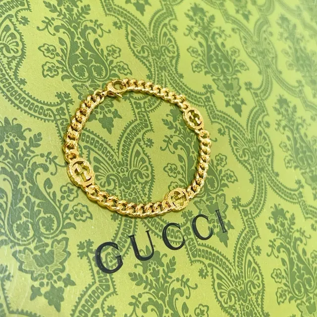 سوار Gucci GG Marmont ذهبي سلسلة كرب لينك سميكة مع medallions شعار G متشابك 9
