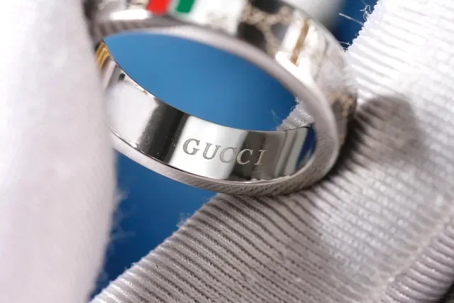 Gucci GG Marmont 金红金属带珐琅网纹条戒指 3