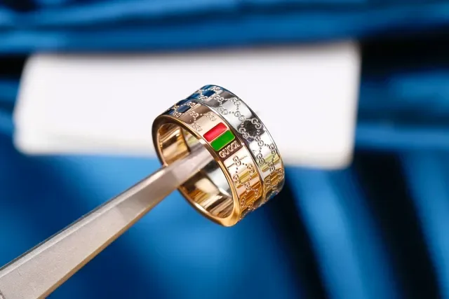 Gucci GG Marmont 金红金属带珐琅网纹条戒指 4