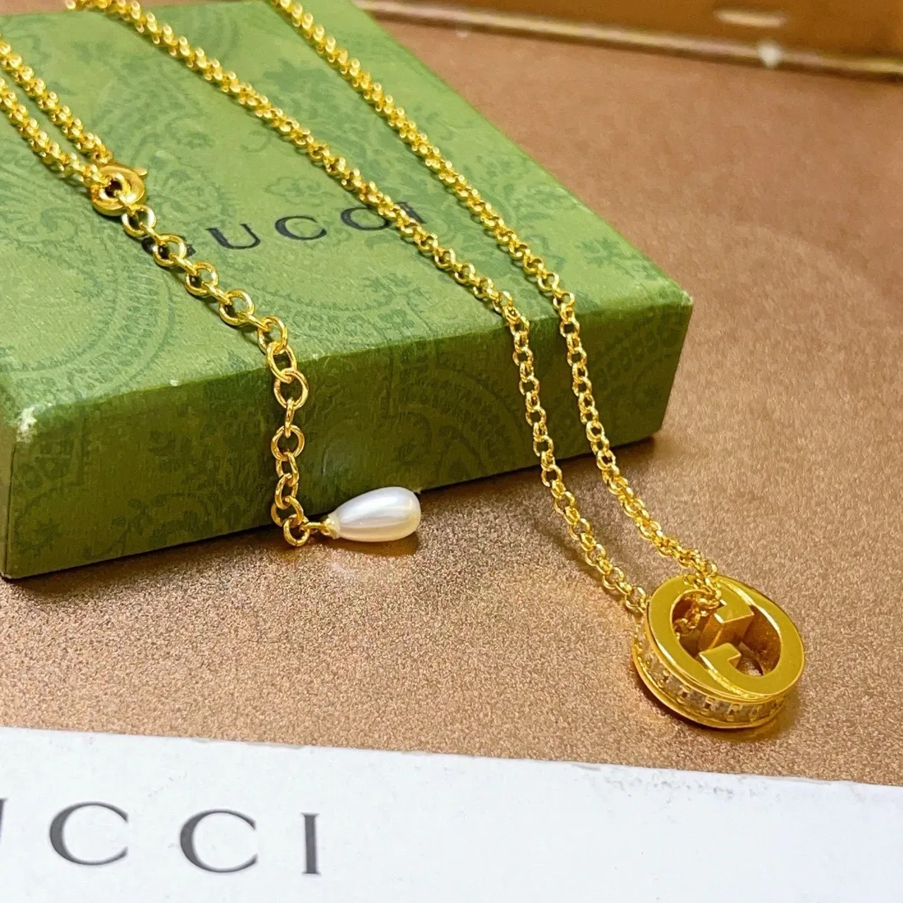 Gucci GG Marmont स्वर्ण-श्वेत चेन Interlocking G पेंडेंट नेकलेस 4