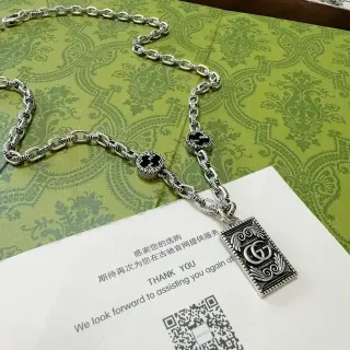 Gucci GG Marmont Collier pendentif rectangulaire argent oxydé et émail noir