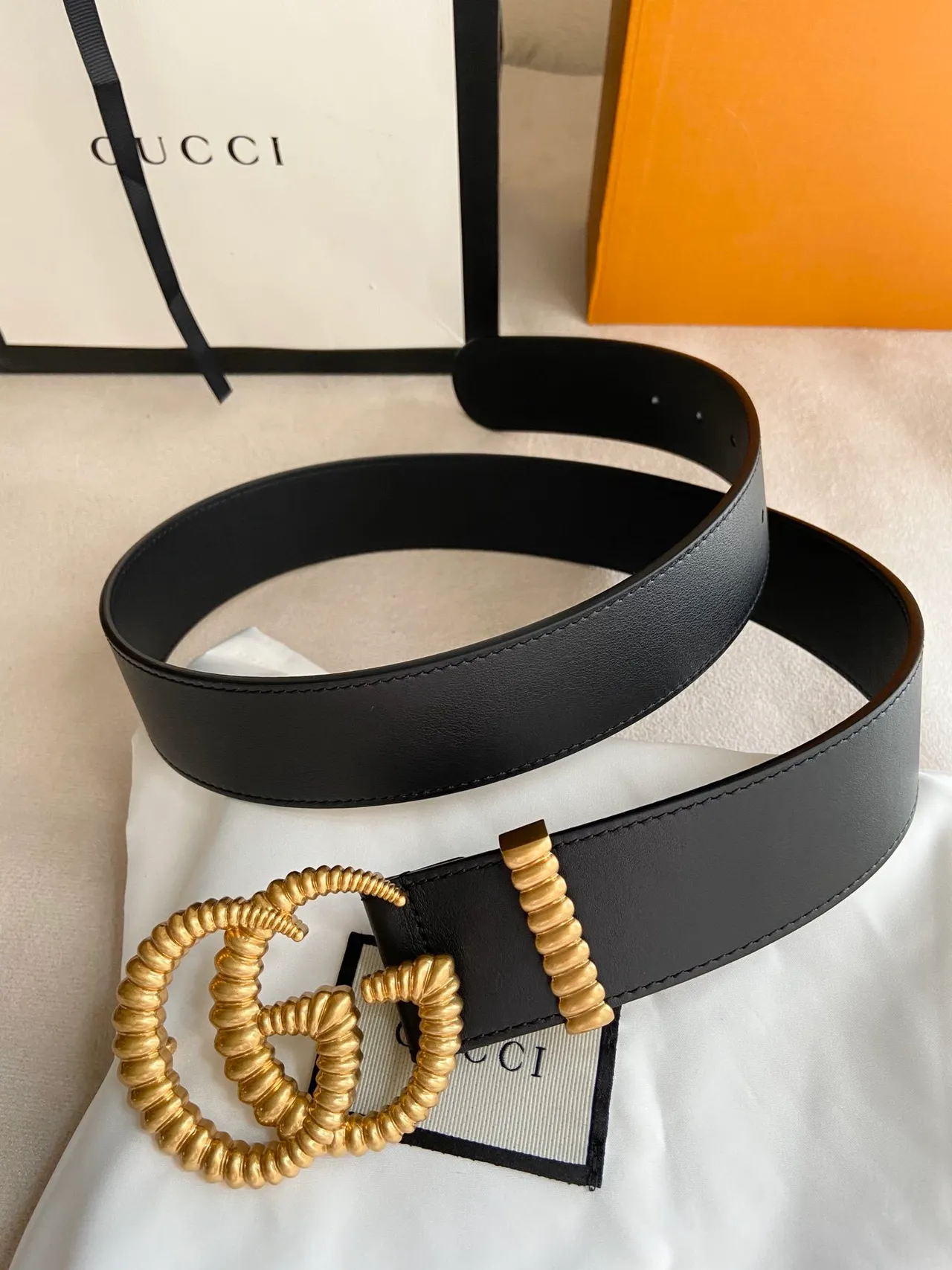 Gucci GG Marmont مخطط ذهبي Interlocking G حزام جلد أسود 2