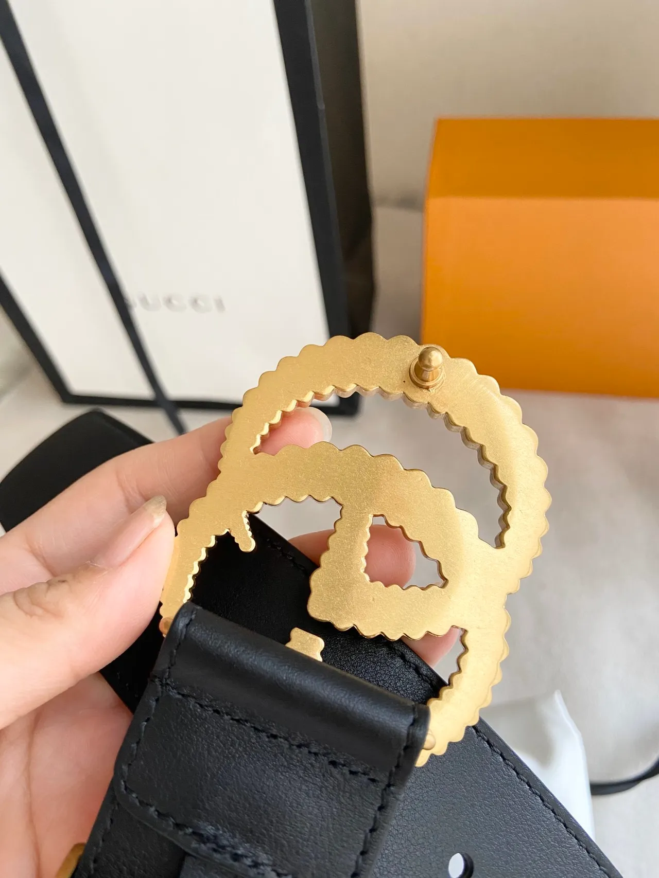 Gucci GG Marmont مخطط ذهبي Interlocking G حزام جلد أسود 3