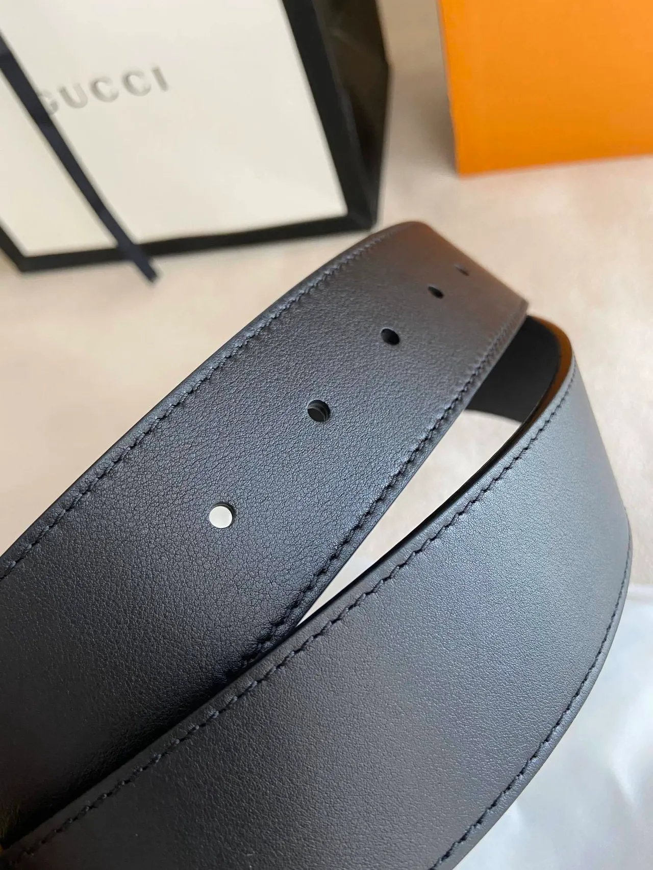 Gucci GG Marmont مخطط ذهبي Interlocking G حزام جلد أسود 4