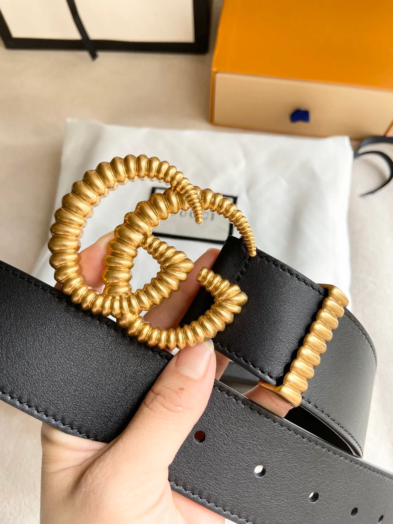 Gucci GG Marmont مخطط ذهبي Interlocking G حزام جلد أسود 7