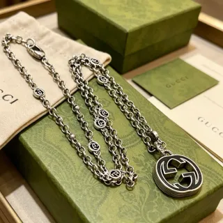 Gucci GG Marmont সিলভার ব্ল্যাক চেইন এনামেল পেন্ডেন্ট নেকলেস