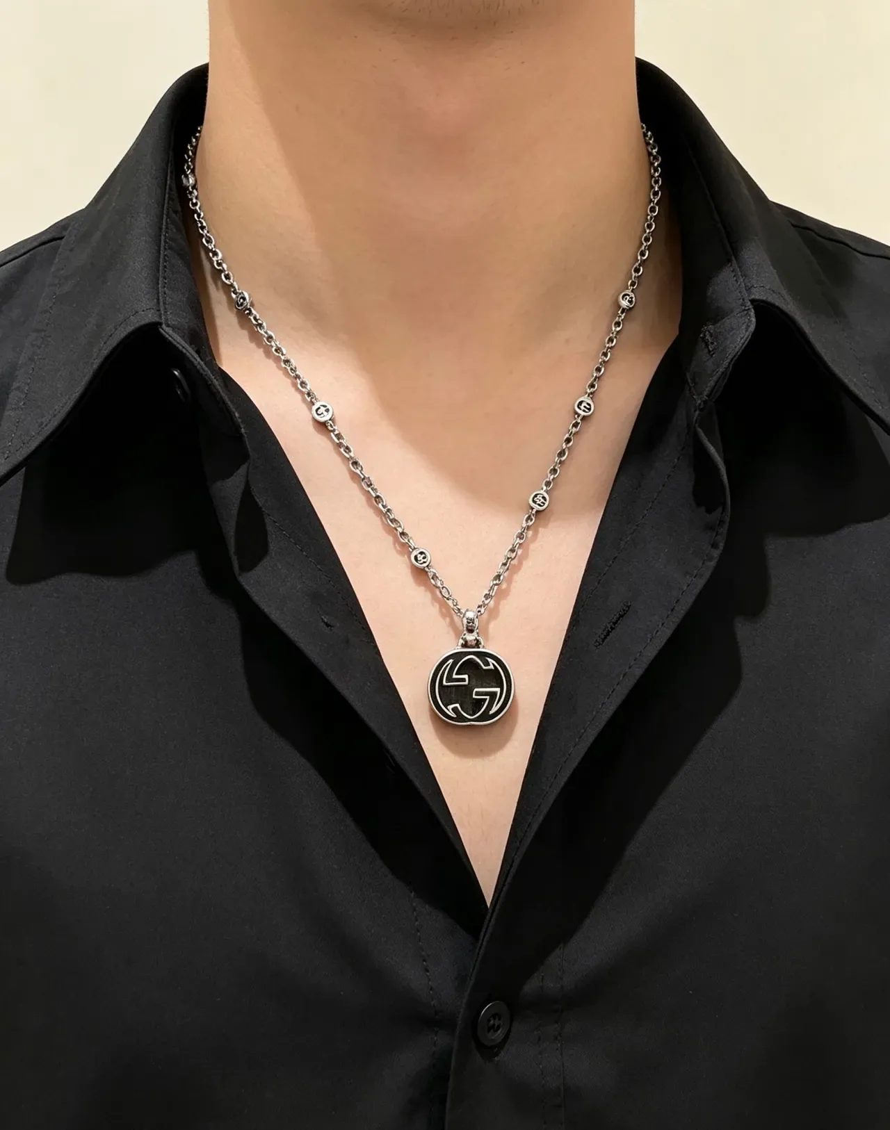 Gucci GG Marmont Collier pendentif chaîne argent noir émaillé 2