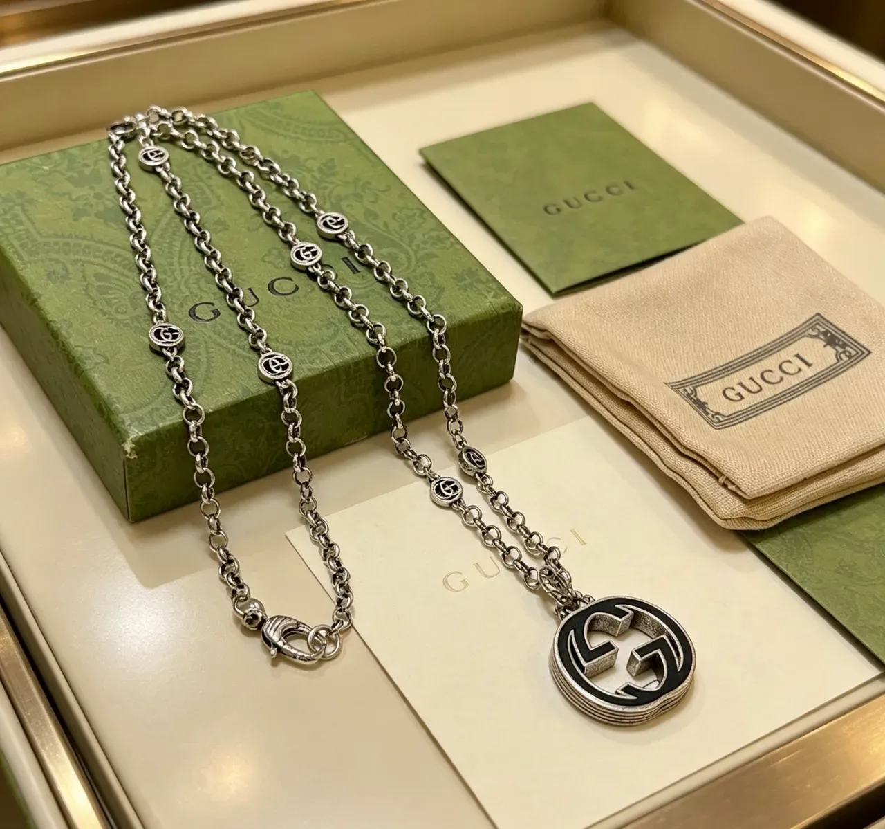 Gucci GG Marmont Collier pendentif chaîne argent noir émaillé 7
