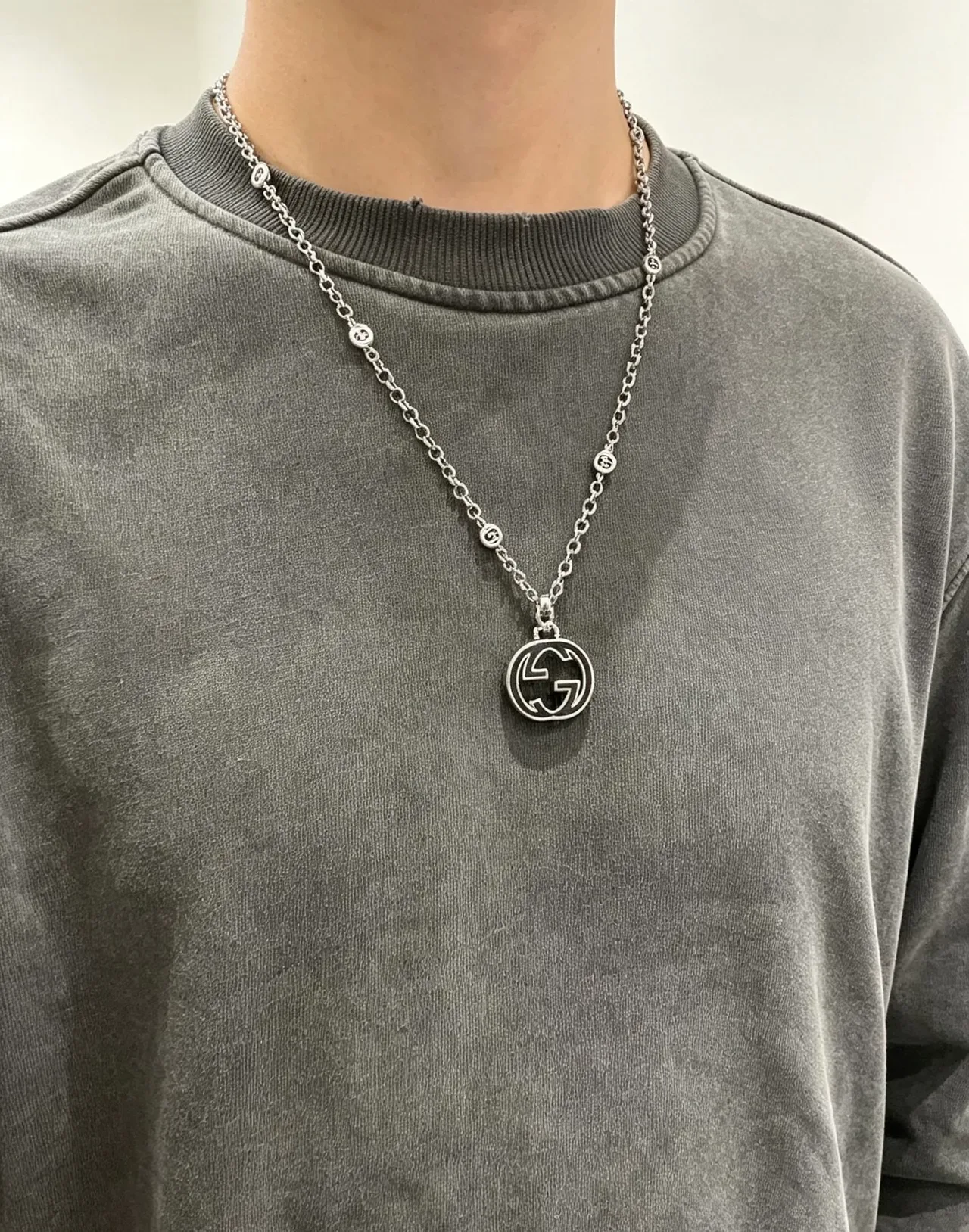 Gucci GG Marmont Collier pendentif chaîne argent noir émaillé 8