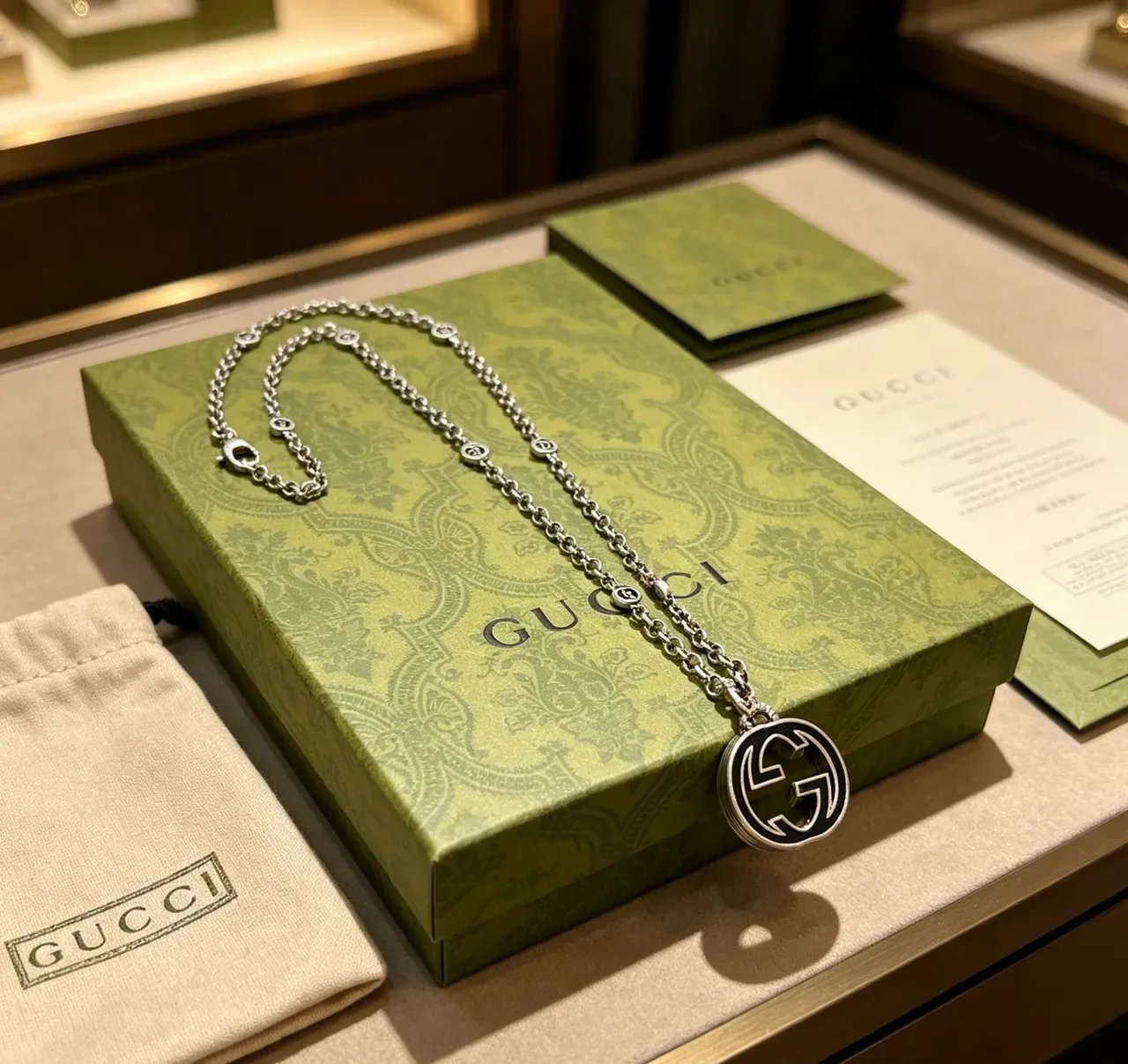 Gucci GG Marmont Collier pendentif chaîne argent noir émaillé 9