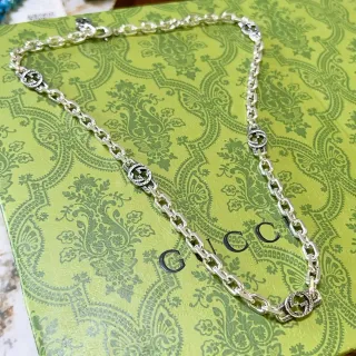 Gucci GG Marmont Chaîne Argentée Médailons Entrelacés Collier