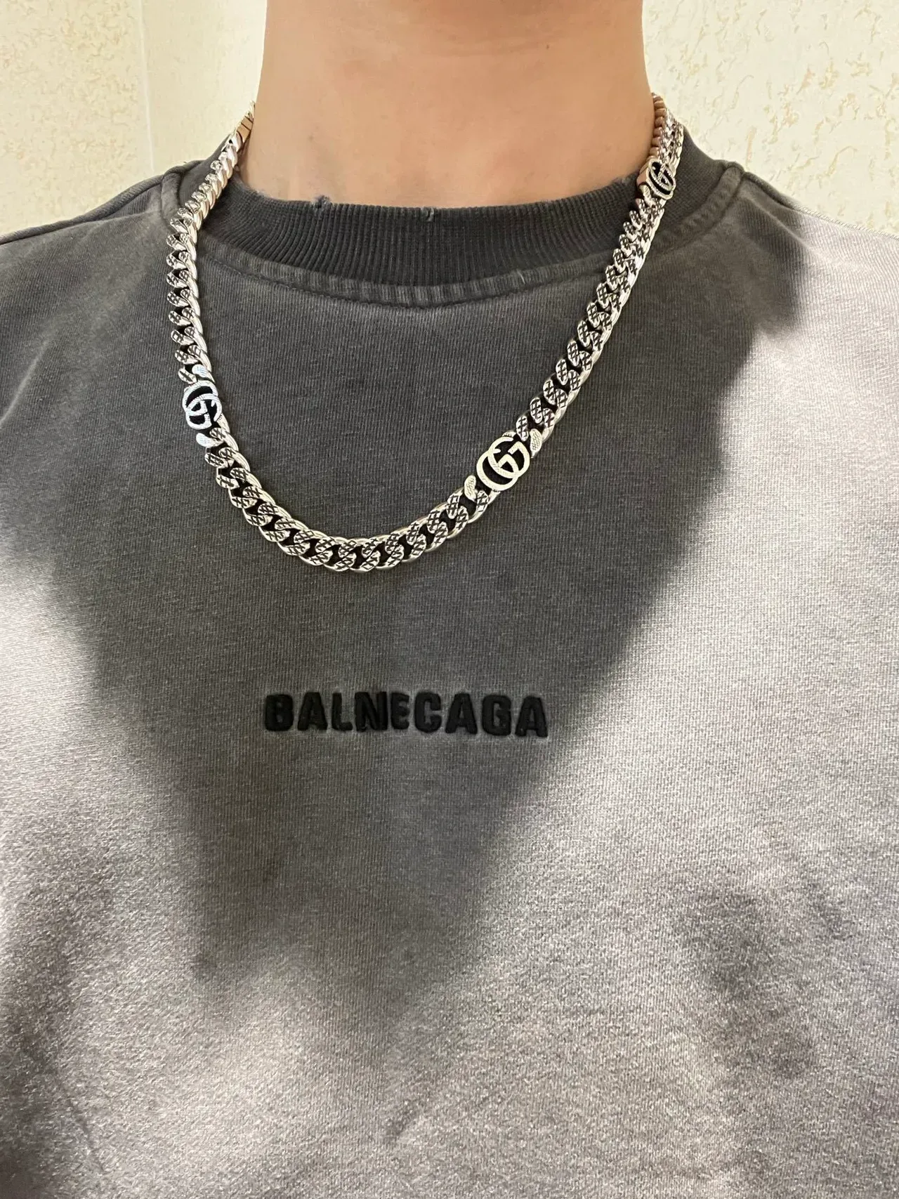 Collar Gucci GG Marmont Cadena Curb-Link Plateada con Motivos de Logo G Interconectados 2
