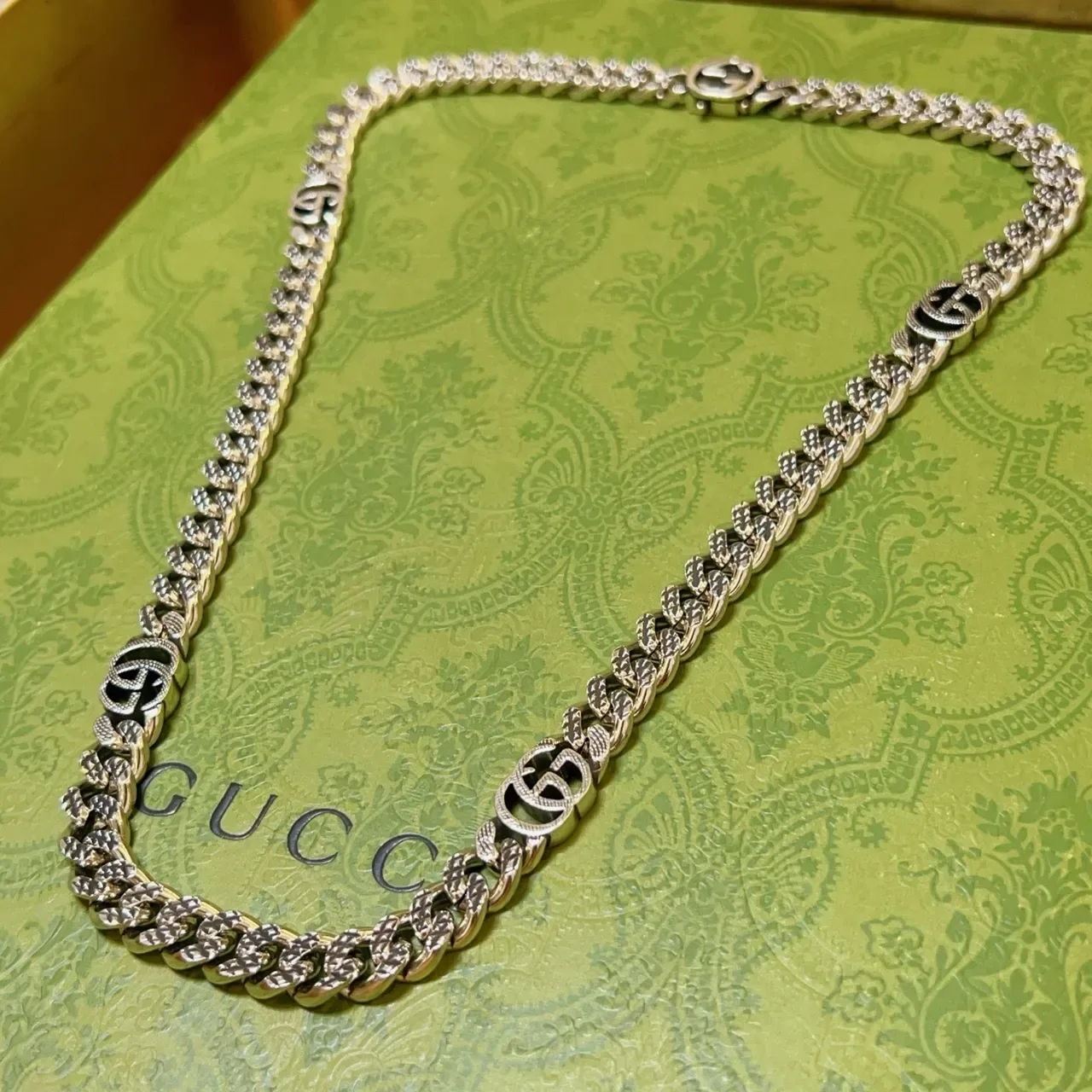 Collar Gucci GG Marmont Cadena Curb-Link Plateada con Motivos de Logo G Interconectados 3