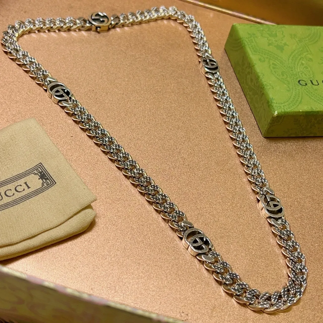 Collar Gucci GG Marmont Cadena Curb-Link Plateada con Motivos de Logo G Interconectados 4