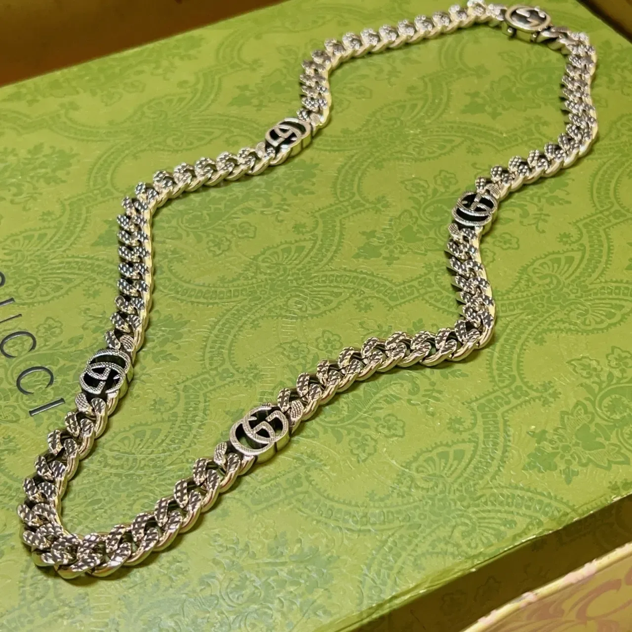 Collar Gucci GG Marmont Cadena Curb-Link Plateada con Motivos de Logo G Interconectados 6