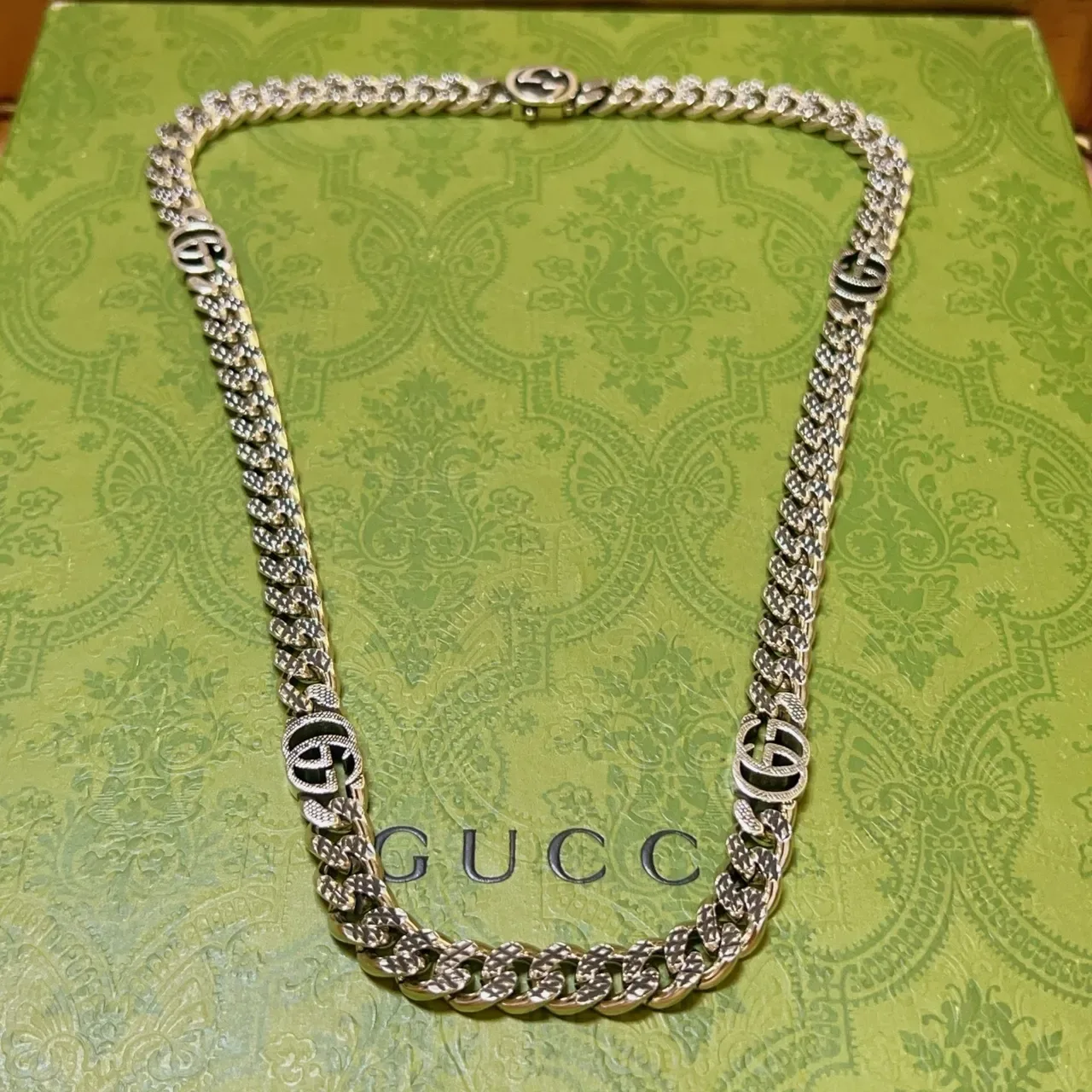 Collar Gucci GG Marmont Cadena Curb-Link Plateada con Motivos de Logo G Interconectados 7