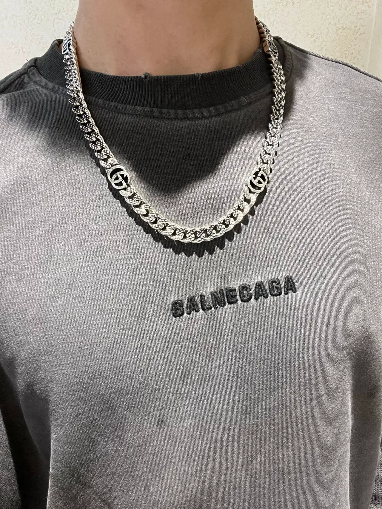 Collar Gucci GG Marmont Cadena Curb-Link Plateada con Motivos de Logo G Interconectados 8