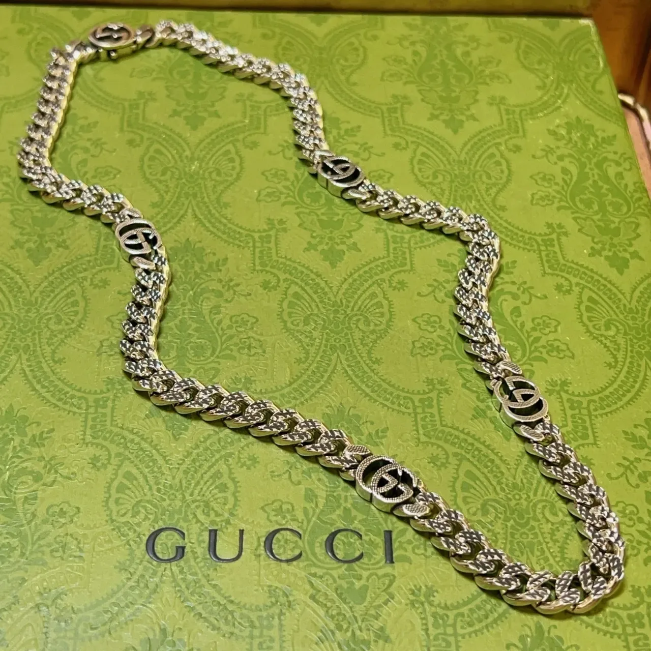 Collar Gucci GG Marmont Cadena Curb-Link Plateada con Motivos de Logo G Interconectados 9