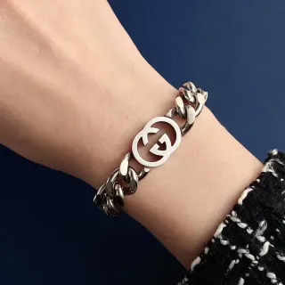سوار Gucci GG Marmont سلسلة سميكة بلون فضي