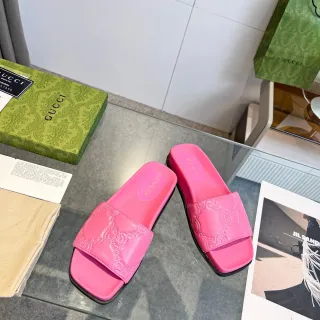 Gucci GG Marmont Slide 粉色压花带拖鞋