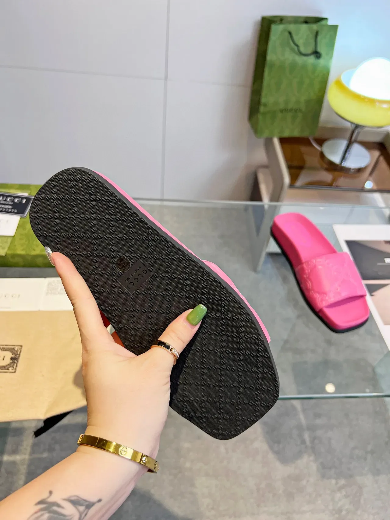 Gucci GG Marmont Slide गुलाबी एम्बॉस्ड स्ट्रैप स्लिपर्स 2