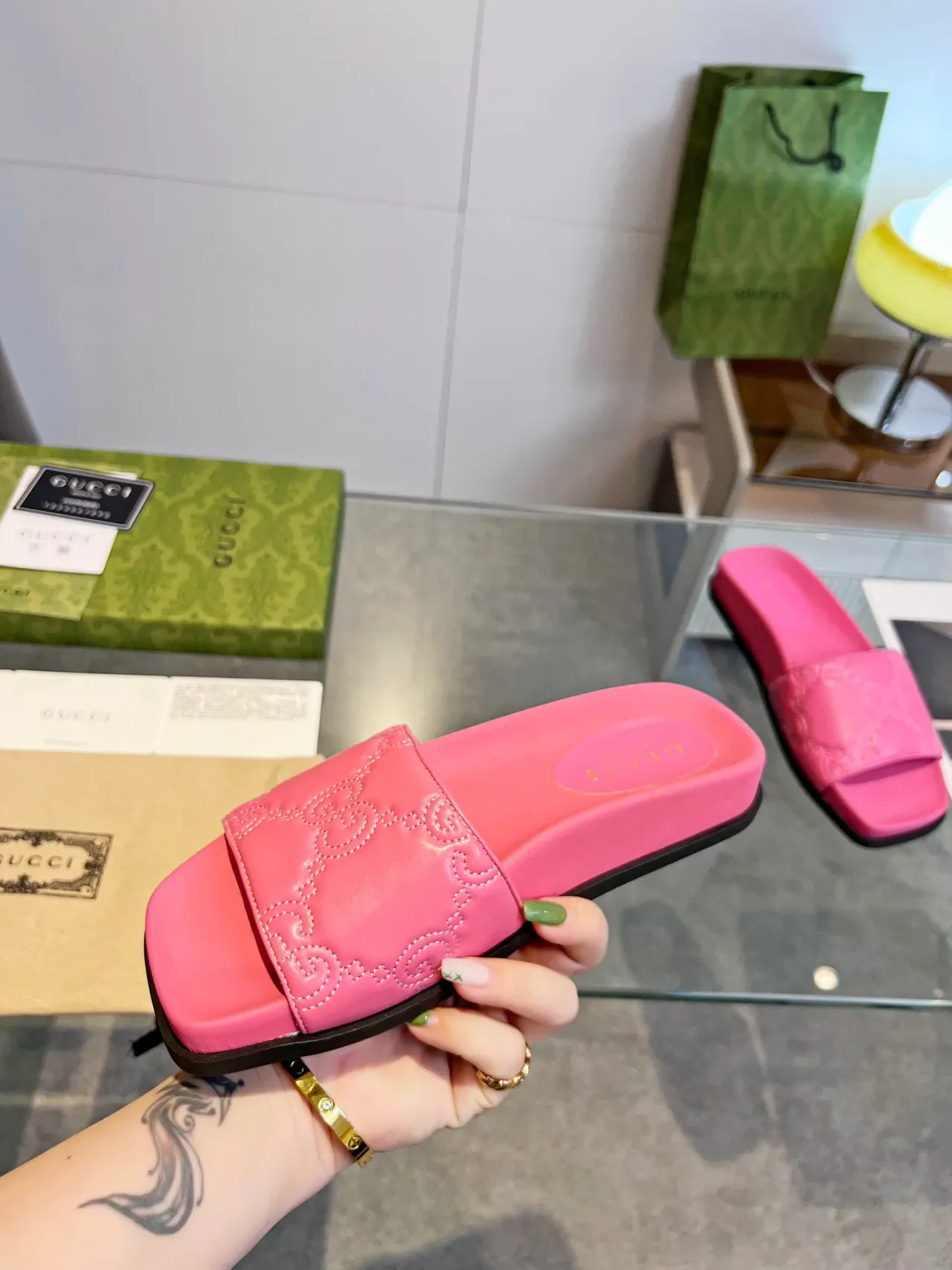 Gucci GG Marmont Slide गुलाबी एम्बॉस्ड स्ट्रैप स्लिपर्स 3