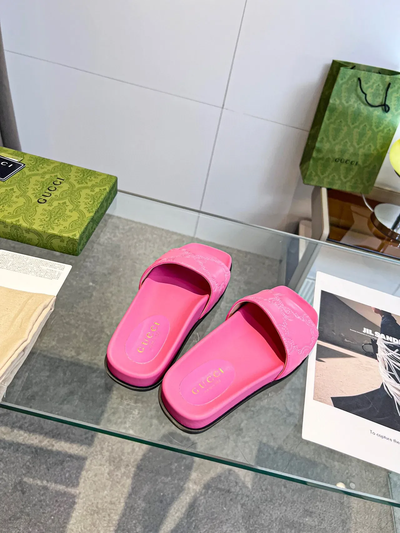 Gucci GG Marmont Slide गुलाबी एम्बॉस्ड स्ट्रैप स्लिपर्स 4