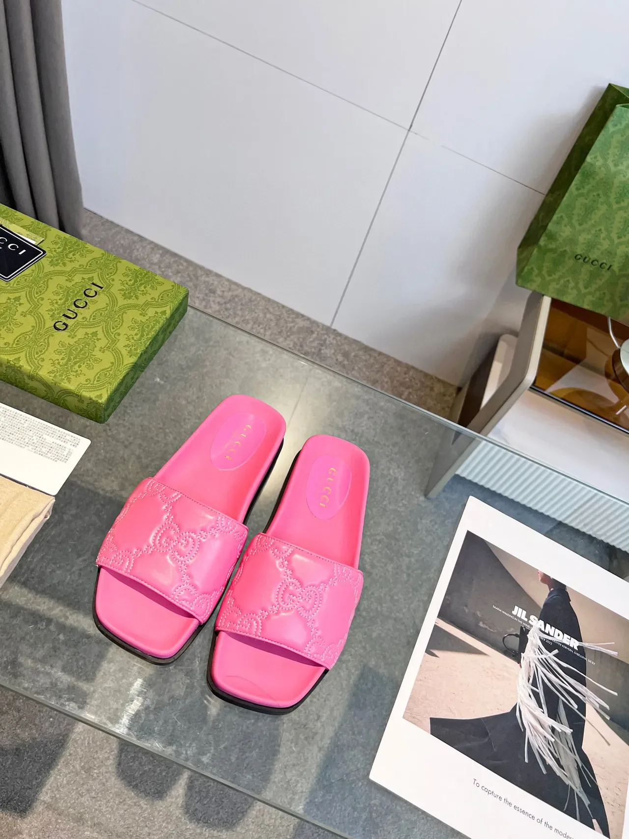 Gucci GG Marmont Slide गुलाबी एम्बॉस्ड स्ट्रैप स्लिपर्स 5