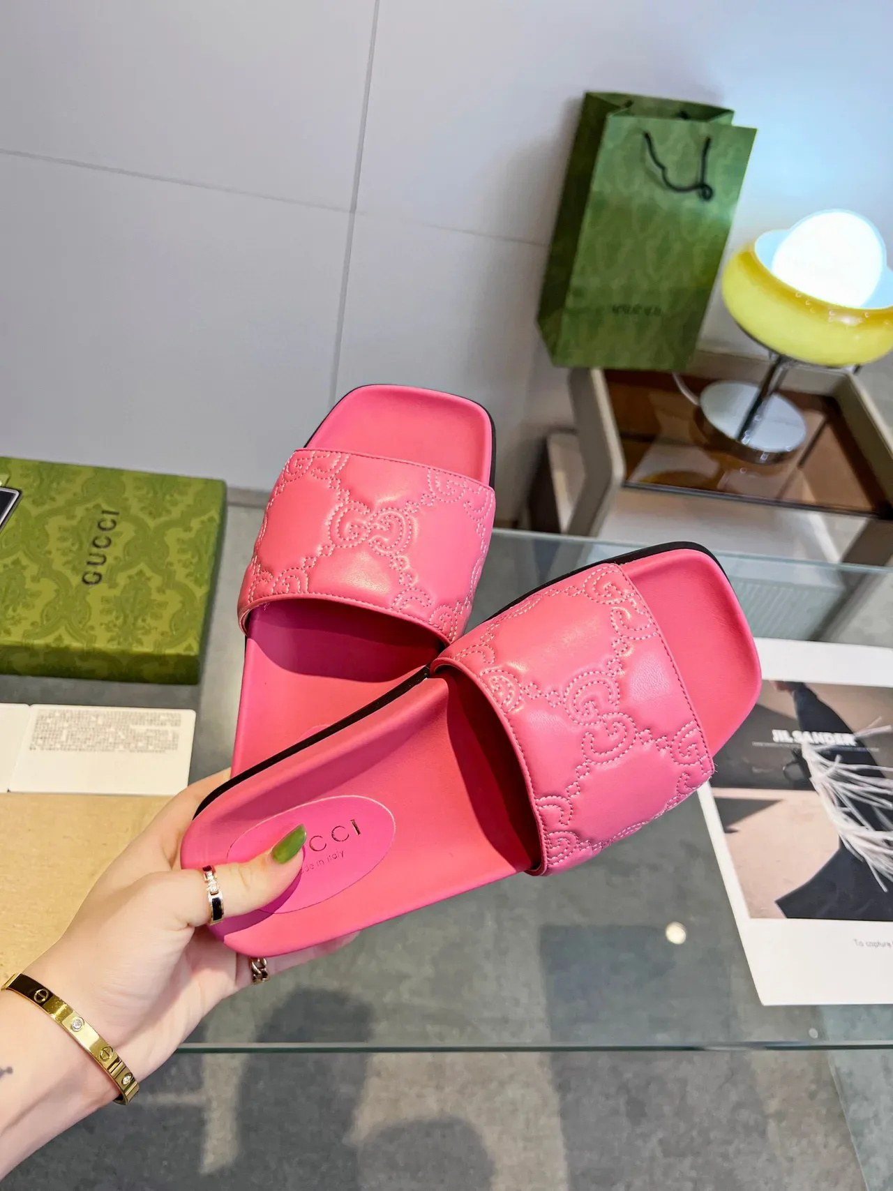 Gucci GG Marmont Slide गुलाबी एम्बॉस्ड स्ट्रैप स्लिपर्स 6