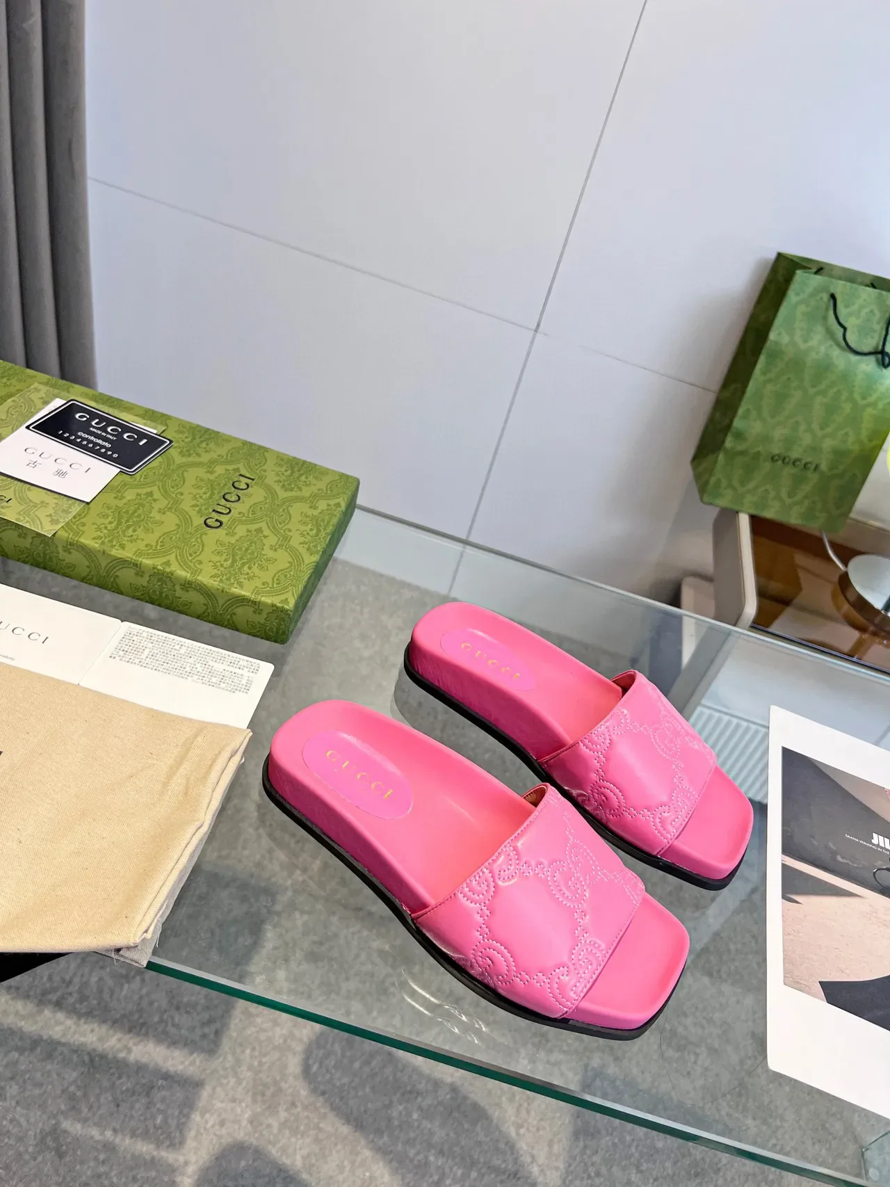 Gucci GG Marmont Slide गुलाबी एम्बॉस्ड स्ट्रैप स्लिपर्स 7