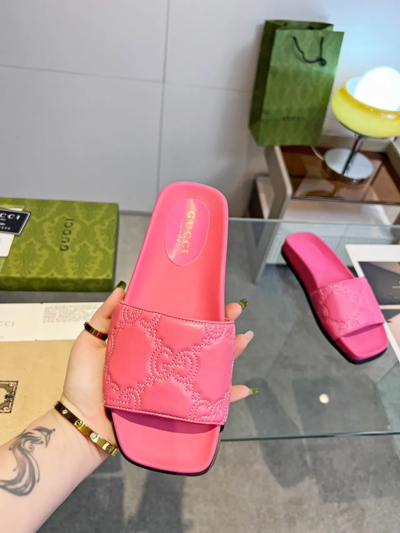 Gucci GG Marmont Slide गुलाबी एम्बॉस्ड स्ट्रैप स्लिपर्स 8