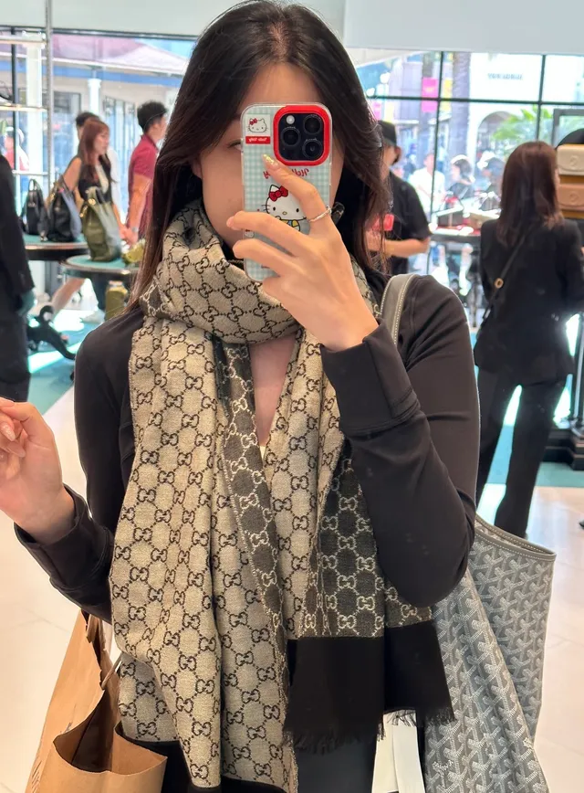 Gucci GG Monogram Bufanda de cachemira negra y beige 2