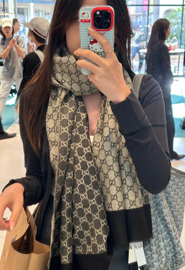 Gucci GG Monogram Bufanda de cachemira negra y beige 3
