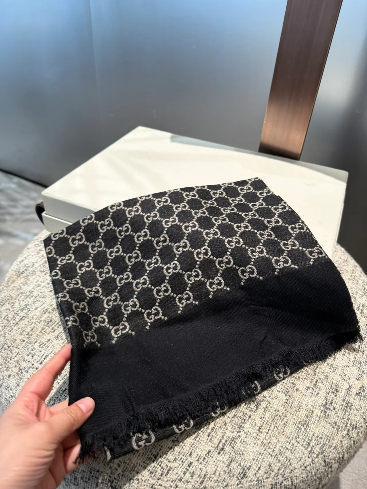 Gucci GG Monogram Bufanda de cachemira negra y beige 4