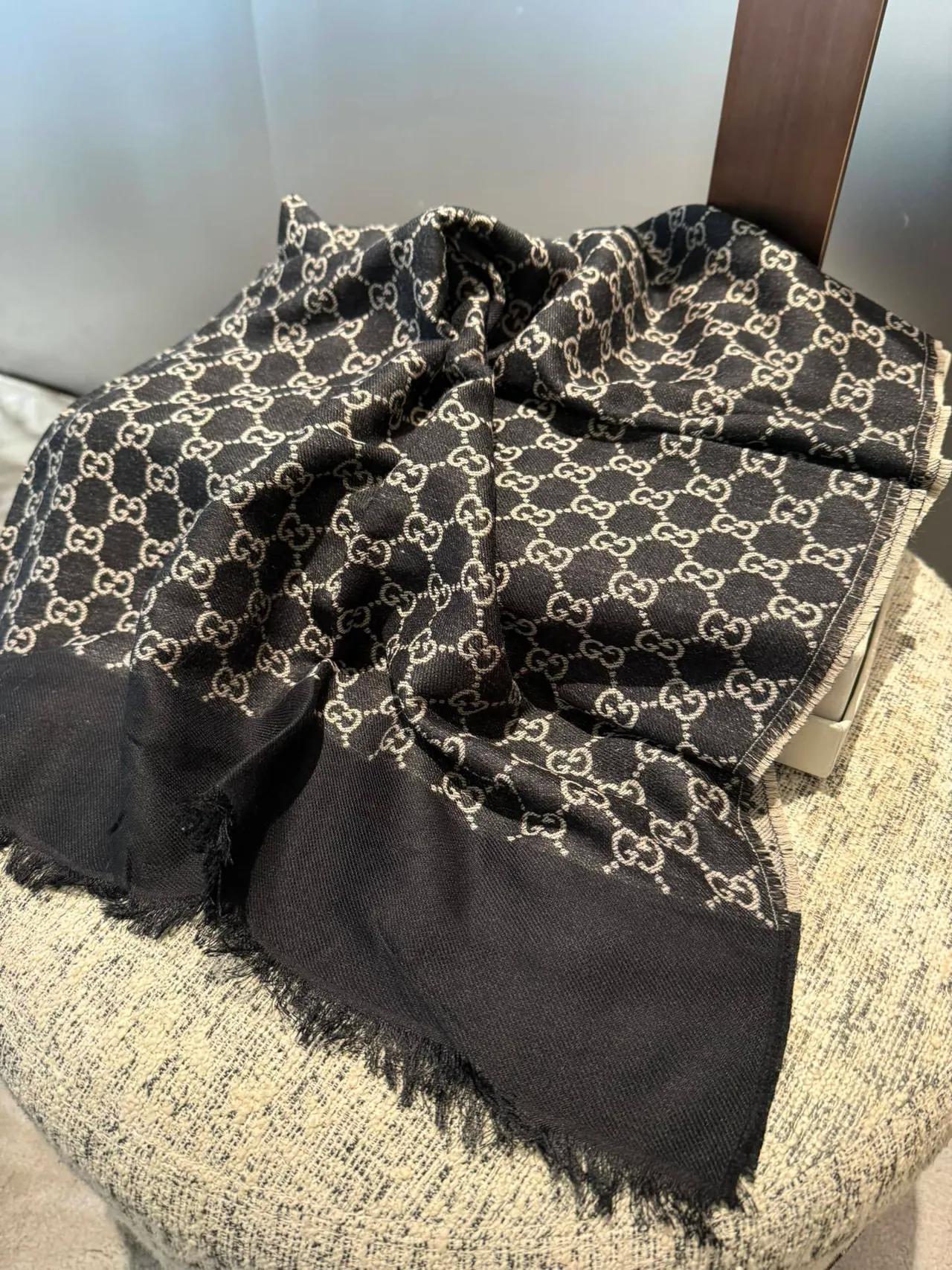 Gucci GG Monogram Bufanda de cachemira negra y beige 5