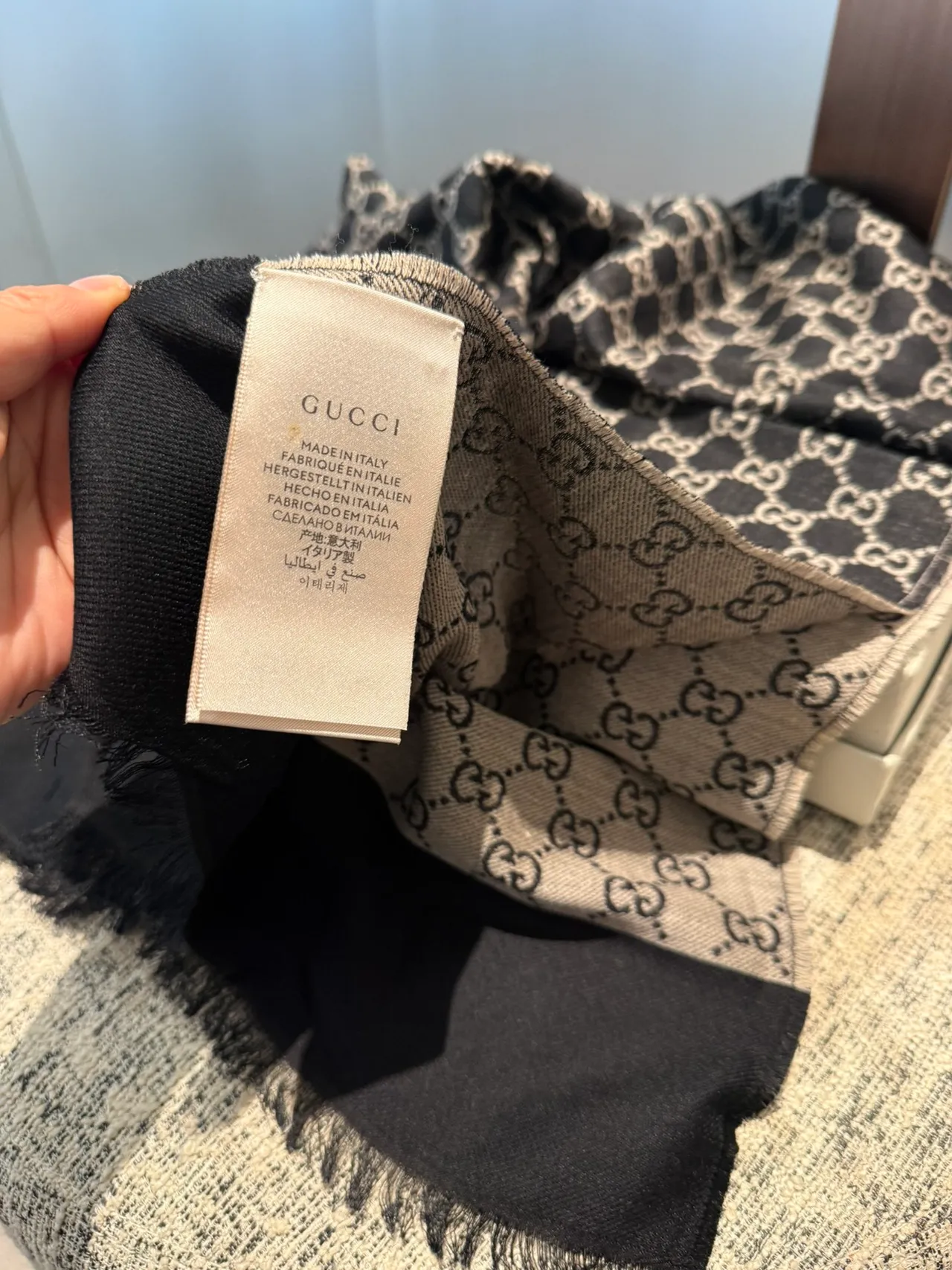 Gucci GG Monogram Bufanda de cachemira negra y beige 6