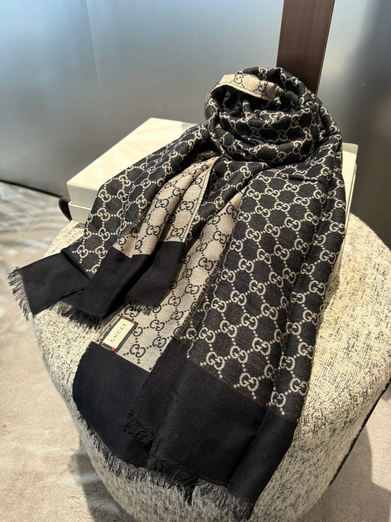 Gucci GG Monogram Bufanda de cachemira negra y beige 7