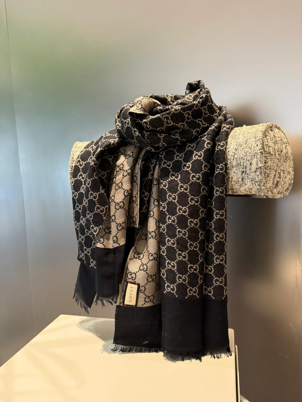 Gucci GG Monogram Bufanda de cachemira negra y beige 8